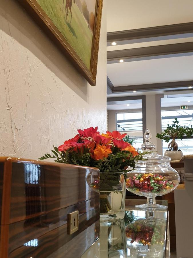 Hotel Restaurant Le Dauphin Et Le Spa Du Prieure Caen Eksteriør bilde