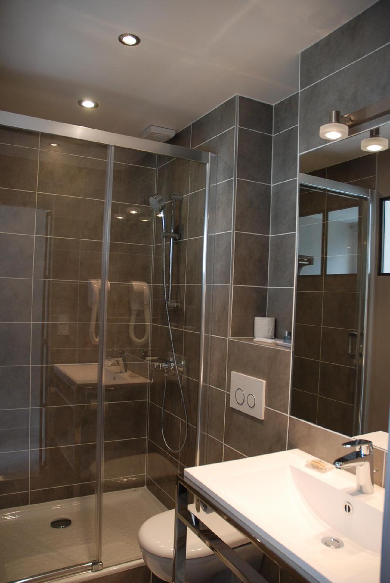 Hotel Restaurant Le Dauphin Et Le Spa Du Prieure Caen Rom bilde
