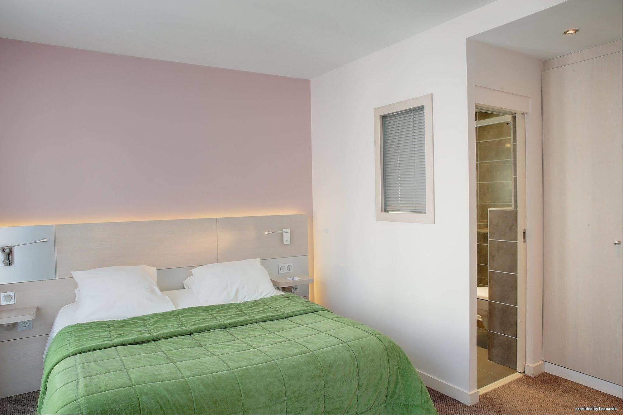 Hotel Restaurant Le Dauphin Et Le Spa Du Prieure Caen Eksteriør bilde