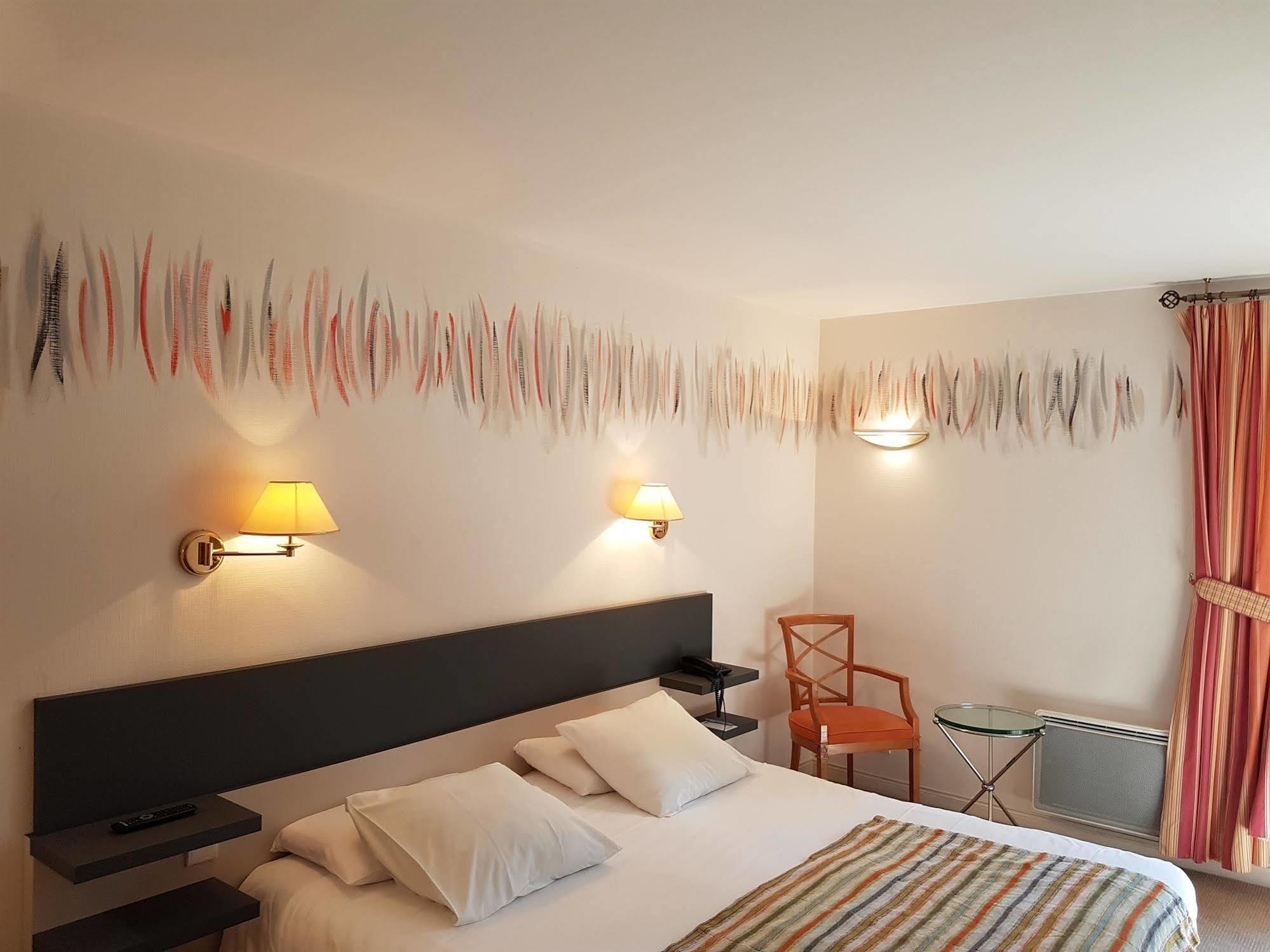 Hotel Restaurant Le Dauphin Et Le Spa Du Prieure Caen Eksteriør bilde